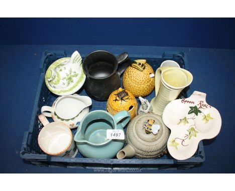 A small quantity of china including novelty bee teapot (wing a/f), bee lidded sugar pots, Prinknash black lustre tankard, unu