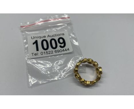 An 18ct (750) gold ring, size K, 5.6 grams.