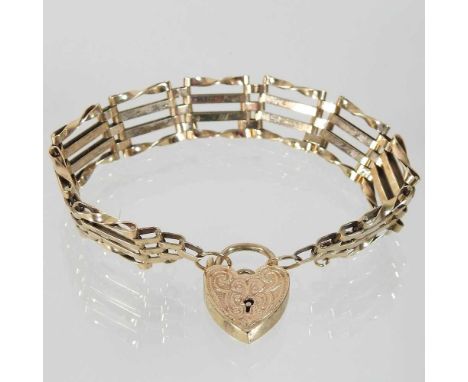 A 9 carat gold gate bracelet, with an engraved 9 carat gold clasp, 14.9g