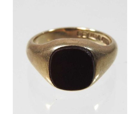 A 9 carat gold gentleman's signet ring, inset with a hardstone, 6.2g gross, size O