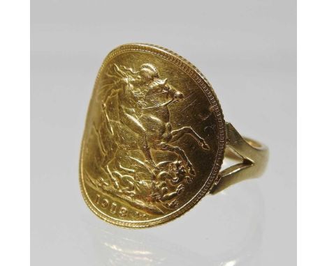 An unmarked sovereign ring, dated 1913, 11.3g, size U