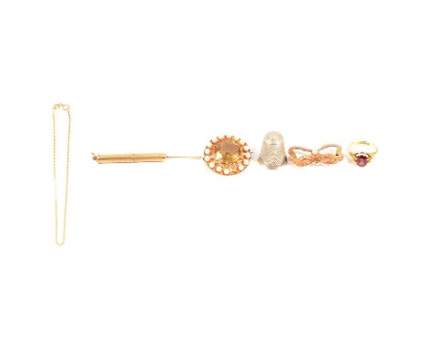 A gold ring, two brooches, toothpick, anklet, an 18 carat yellow gold ring set with a rectangular cushion cut garnet 8.5 x 7m