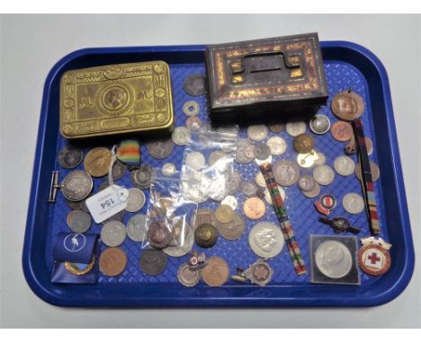 An interesting group of collectables including - Two WWI medals (96713 GNR J Goundry R.A.), WWI chocolate Christmas tin 1914,