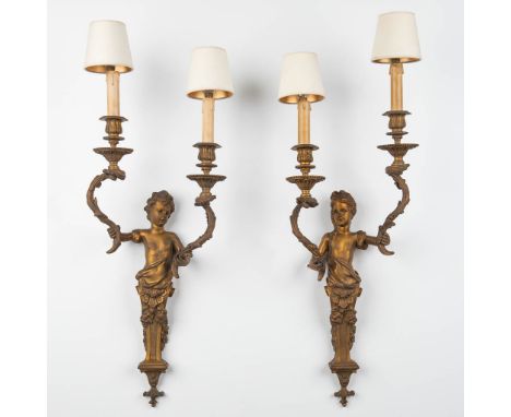 A pair of wall lamps, gilt bronze decorated with 2 figurines. Bronze in Louis XV style.&nbsp;The first quarter&nbsp;of the 20