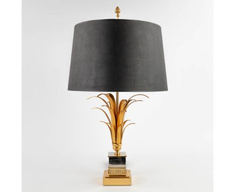 A table lamp, gilt metal in Hollywood Regency style. Circa 1980.&nbsp;Porbably produced by Boulanger in Belgium.&nbsp;Dimensi