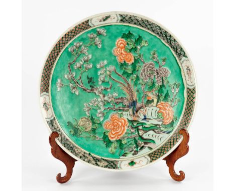 A Chinese Famille Verte plate, decorated with birds and flowers.Kangxi mark, 19th/20 century.&nbsp;Dimensions:(D:41 cm)