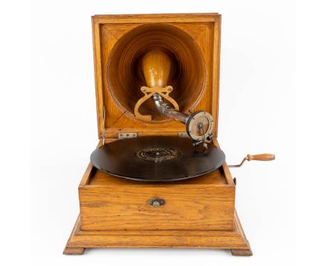 Pathé, a grammophone with bakelite records.The first half of the 20th century.&nbsp;Diameter of the records: 29 cm.&nbsp;Dime