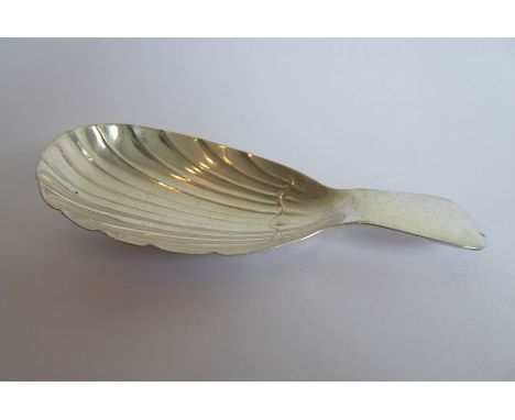 A hallmarked silver caddy spoon in the form of a scallop shell, Britannia Standard Silver, assayed Dublin 1903 (9.25cm long)