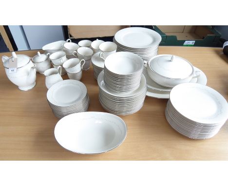 A fine 93-piece 12-person Noritake patterned porcelain dinner/tea/service; comprising 16.5cm dinner plates; 21cm plates; 16cm