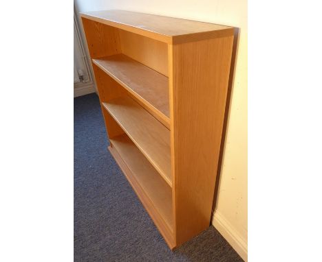 A light-oak custom-made three-shelf open bookcase (100 x 100 x 22cm)The height is 100cm, 100cm wide and 20cm deep