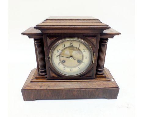 An Edwardian oak mantel clock with gilt dial flanked by pilasters 31cm tall