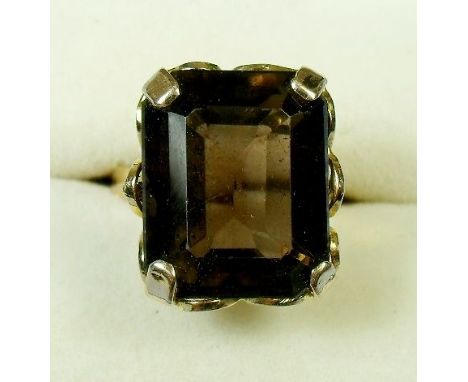 An 18k gold smokey quartz ring - size K