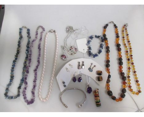 A quantity of mixed jewellery to include an amethyst pendant and matching earrings, amber bead necklaces, hematite earstuds, 