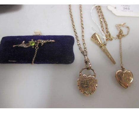 A quantity of mixed jewellery to include a 9ct peridot and seed pearl bar brooch (cased) a locket and chain stamped 9ct to lo