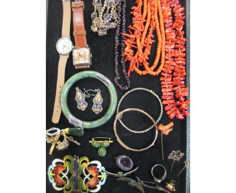 A quantity of mixed jewellery to include an opal doublet ring, nephrite pendant, enamel buckle, peridot brooch, stick pins, c