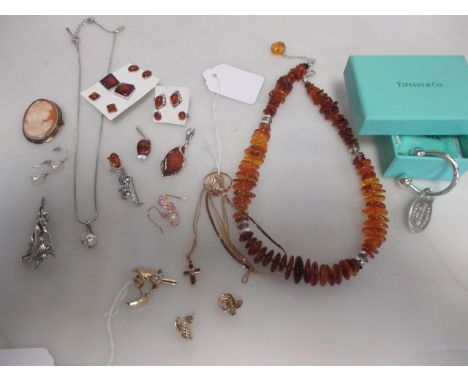 A quantity of mixed jewellery to include an 18ct cross and 18ct earstuds (4.6g), a 9ct cross and chain and a bracelet (2.9g),
