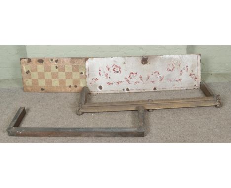 Two brass fireplace fenders with two central enamel metal plaques (125x38cm).