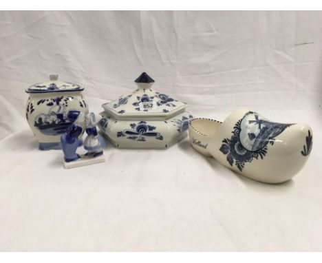 SHELF OF DELFT CHINA