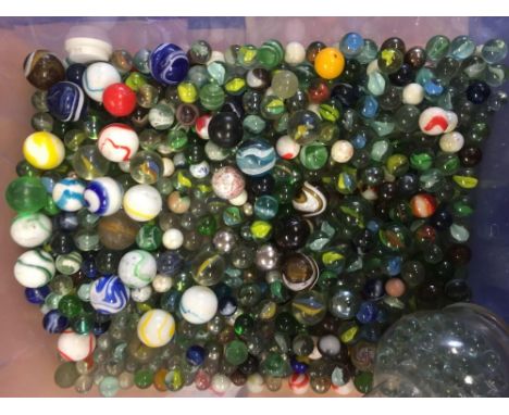CARTON WITH NUMEROUS LARGE &amp; SMALL VINTAGE MARBLES OF MANY COLOURS