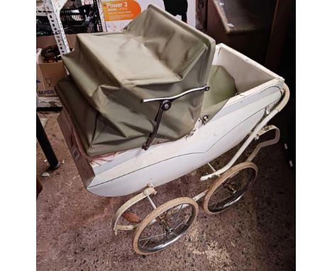 CHILDS VINTAGE TRIANG PRAM