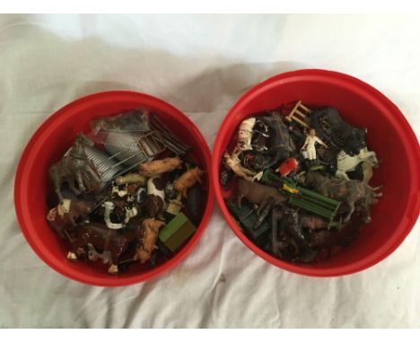 2 X TUBS OF VINTAGE METAL FARM ANIMALS &amp; ACCESSORIES