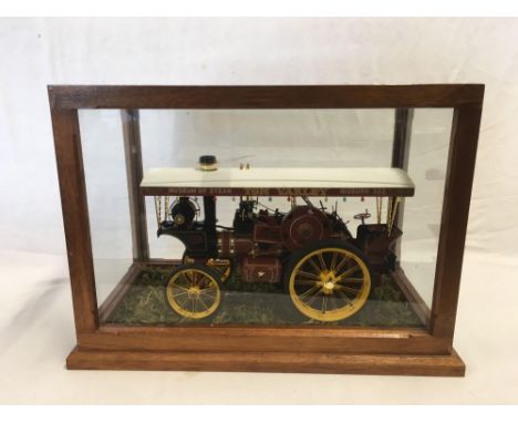 PLASTIC MODEL OF A SHOWMAN'S TRACTION ENGINE IN DISPLAY CASE