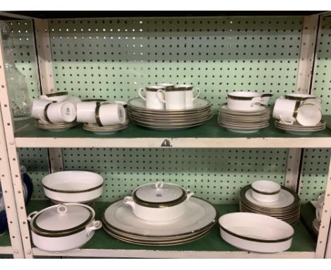 ROYAL WORCESTER MOUNTBATTEN FINE BONE CHINA DINNER &amp; TEA SERVICE INCL; 3 LARGE MEAT PLATTERS