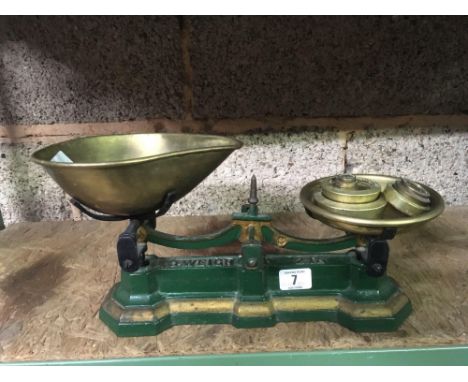 VINTAGE WEIGH SCALE TO WEIGH 2LBS WITH BRASS WEIGHTS