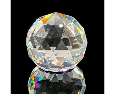 A brilliant multi-faceted geometric paperweight featuring an interior rainbow feature. This item has its original box which m