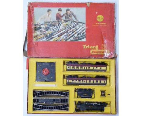 Tri-ang 00 gauge model railway passenger train set, R3A, in original box.&nbsp;