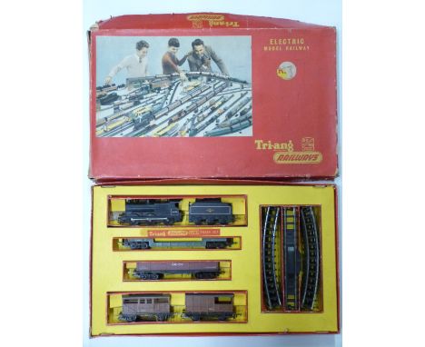 Tri-ang 00 gauge model railway&nbsp;passenger&nbsp;train set, RS.5, in original box.&nbsp;