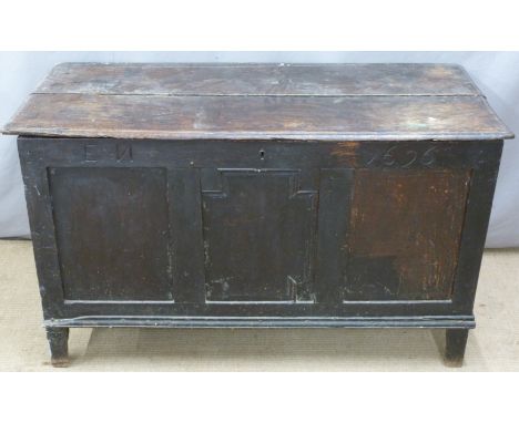 17thC carved elm trunk, W127 x D58 x H75cm