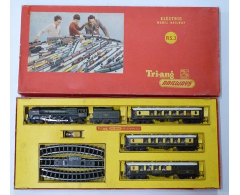 Tri-ang 00 gauge model railway&nbsp;passenger&nbsp;train set, RS.3, in original box.&nbsp;