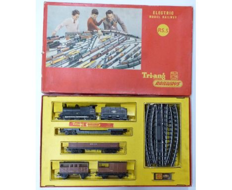 Tri-ang 00 gauge model railway&nbsp;passenger&nbsp;train set, RS.5, in original box.&nbsp;
