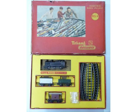 Tri-ang 00 gauge model railway&nbsp;passenger&nbsp;train set, RS.4, in original box.&nbsp;