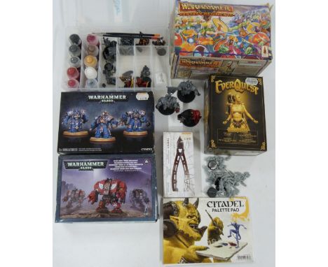 A collection&nbsp;of Warhammer and Warhammer 40,000 role-playing and table top wargame miniatures, some in original boxes tog