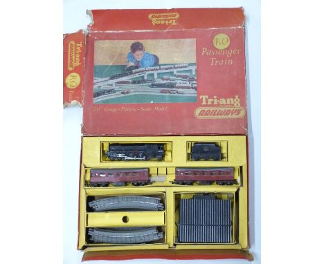 Tri-ang 00 gauge model railway passenger train set, RO, in original box.&nbsp;