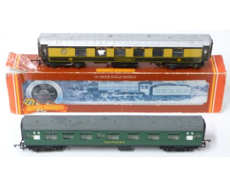 Hornby 00 gauge model railway LNER Class B17 locomotive Manchester United, in original box, together with two coaches.&nbsp;