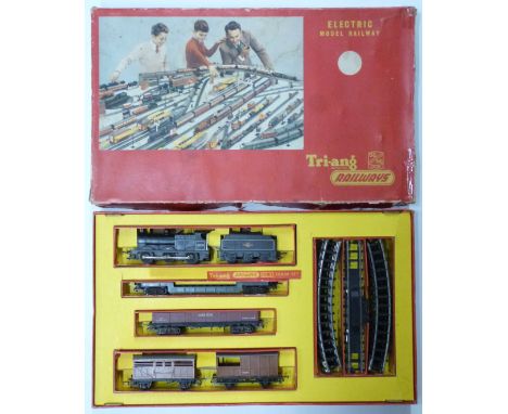 Tri-ang 00 gauge model railway&nbsp;passenger&nbsp;train set, RS.5, in original box.&nbsp;