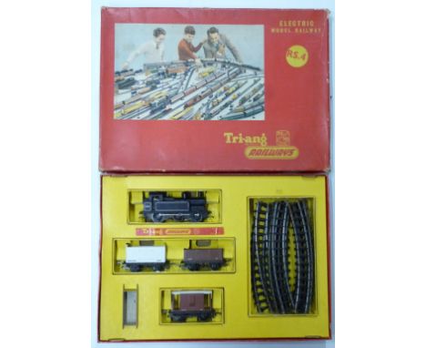 Tri-ang 00 gauge model railway&nbsp;passenger&nbsp;train set, RS.4, in original box.&nbsp;