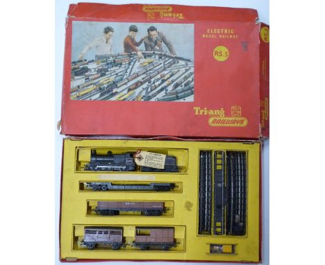 Tri-ang 00 gauge model railway&nbsp;passenger&nbsp;train set, RS.5, in original box.&nbsp;