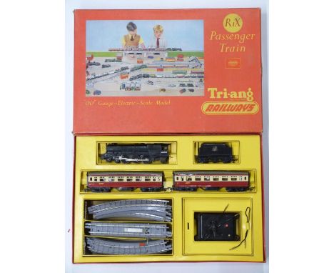 Tri-ang 00 gauge model railway passenger train set, R1X, in original box.&nbsp;