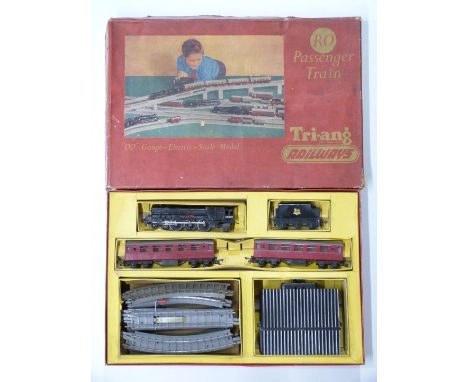Tri-ang 00 gauge model railway passenger train set, RO, in original box.&nbsp;
