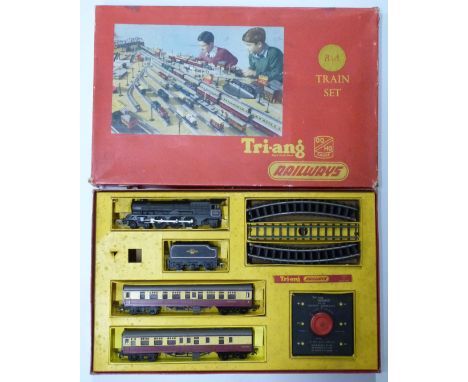 Tri-ang 00 gauge model railway passenger train set, R3A, in original box.&nbsp;