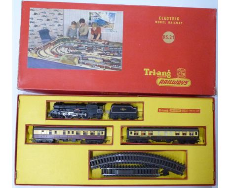 Tri-ang 00 gauge model railway&nbsp;passenger&nbsp;train set, RS.21, in original box.&nbsp;
