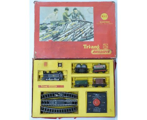 Tri-ang 00 gauge model railway goods train set, R3.E, in original box.&nbsp;