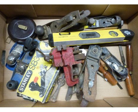 A collection of woodworking tools including boxed Stanley SB3 plane, no 220, no 6, carving / turning chisels etc