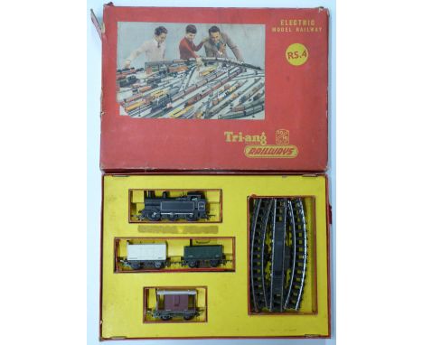 Tri-ang 00 gauge model railway&nbsp;passenger&nbsp;train set, RS.4, in original box.&nbsp;