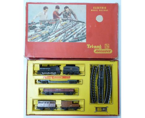 Tri-ang 00 gauge model railway&nbsp;passenger&nbsp;train set, RS.5, in original box.&nbsp;