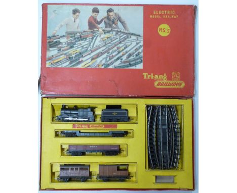 Tri-ang 00 gauge model railway&nbsp;passenger&nbsp;train set, RS.5, in original box.&nbsp;